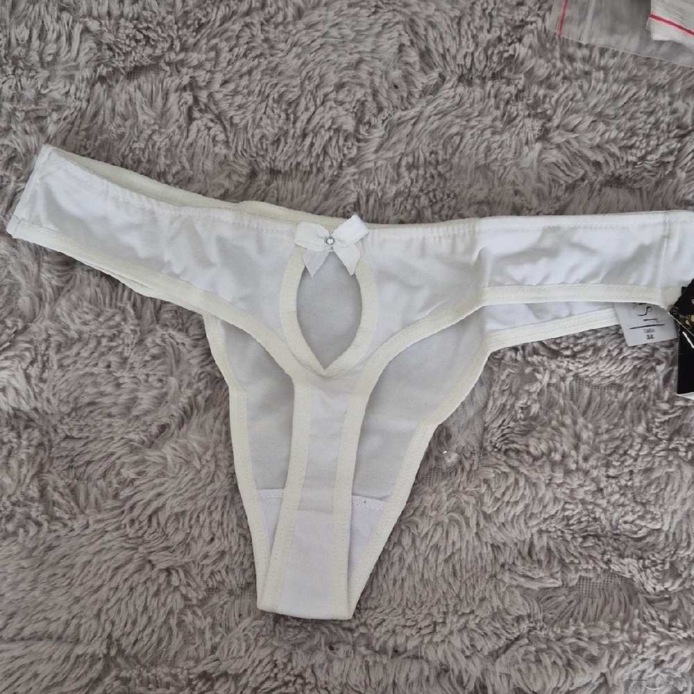 Chic White Women's Lace Thong
